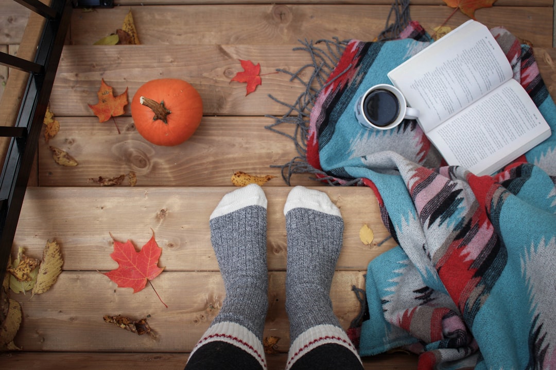 Groep vrienden schildert kleurrijke herfstlandschap.