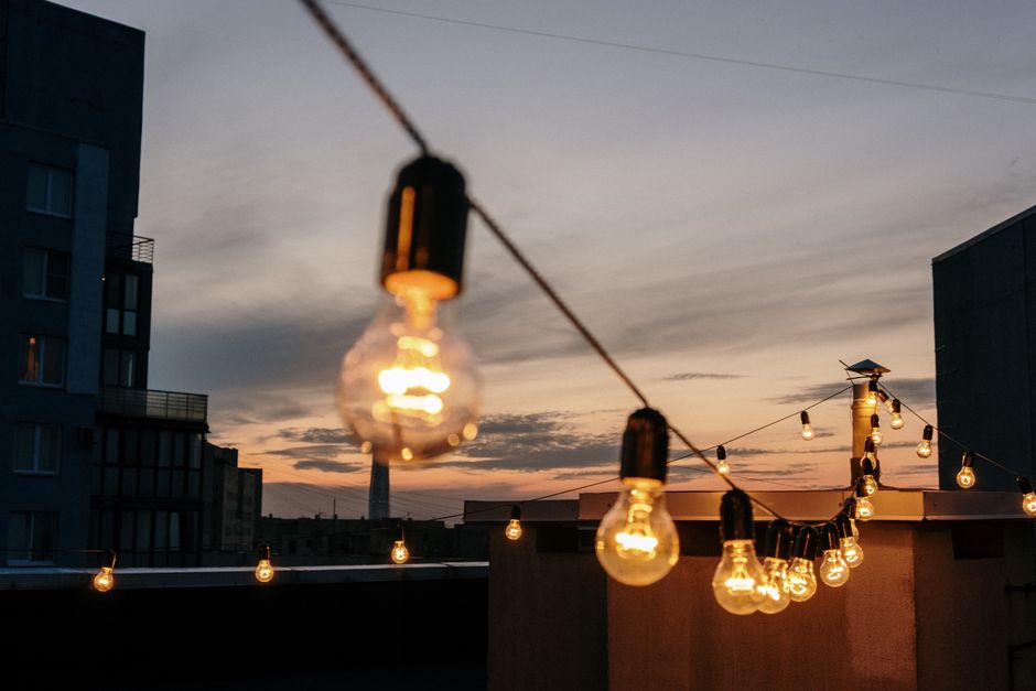 Sfeervol verlicht terras met slimme lampen. Sfeervol verlicht terras met slimme lampen.