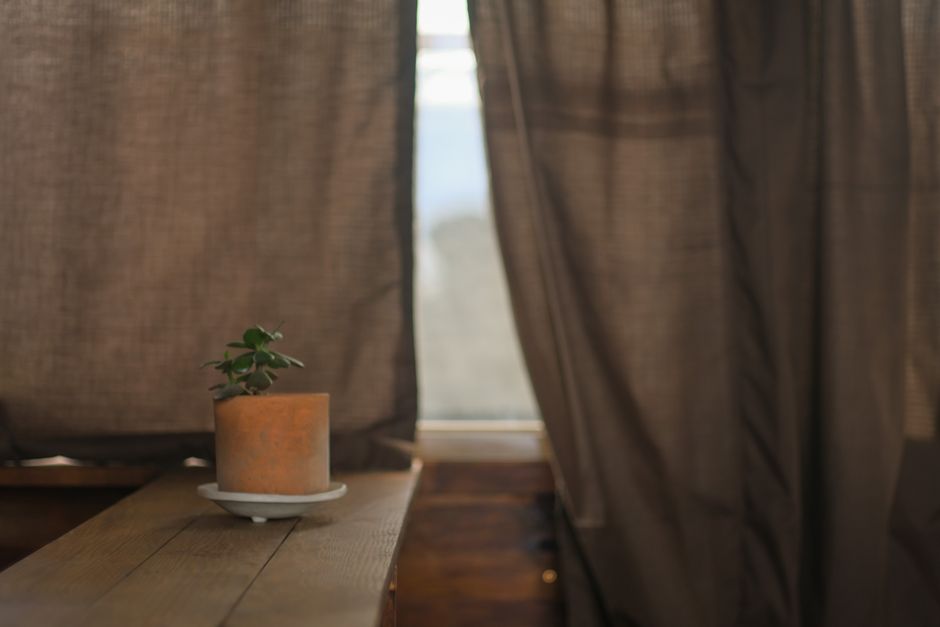 Woonkamer met warme terracotta gordijnen. Woonkamer met warme terracotta gordijnen.